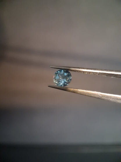 Natural Swiss Blue Topaz - 0.589 ct - round - irradiated - high quality - certified natural.