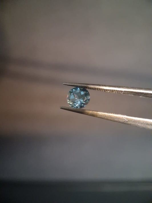 Natural Swiss Blue Topaz - 0.589 ct - round - irradiated - high quality - certified natural.