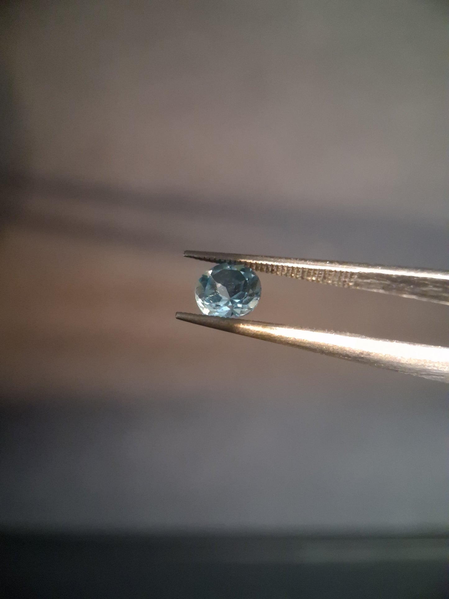 Natural Swiss Blue Topaz - 0.589 ct - round - irradiated - high quality - certified natural.