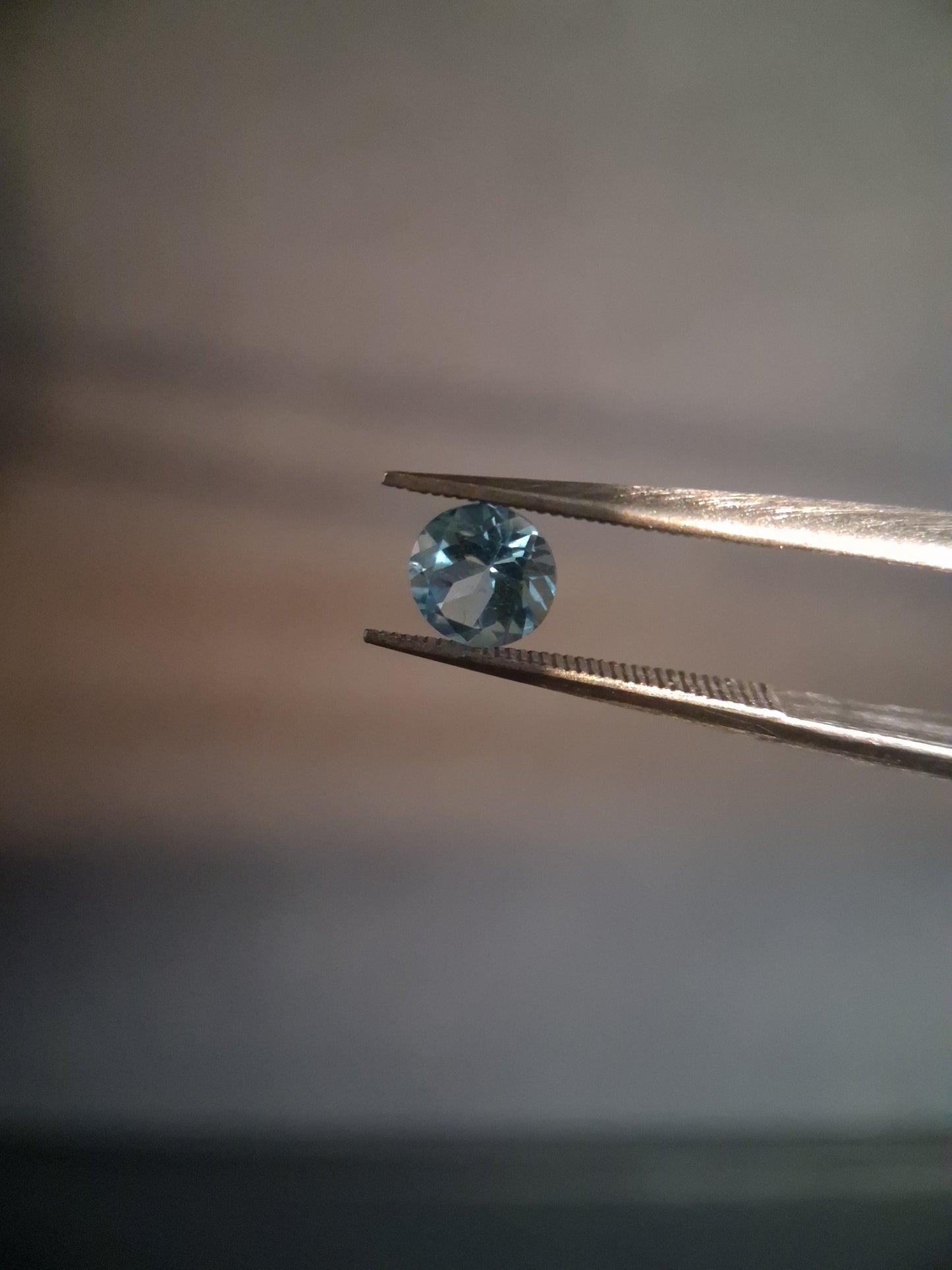 Natural Swiss Blue Topaz - 0.589 ct - round - irradiated - high quality - certified natural.