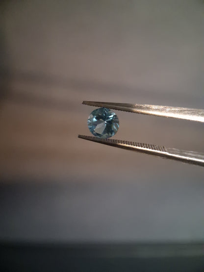 Natural Swiss Blue Topaz - 0.589 ct - round - irradiated - high quality - certified natural.
