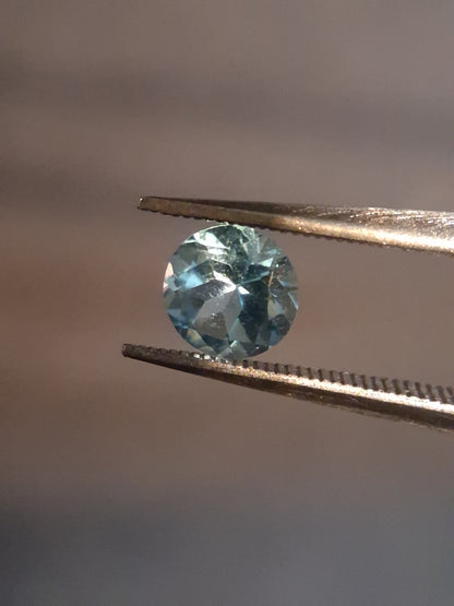Natural Swiss Blue Topaz - 0.589 ct - round - irradiated - high quality - certified natural.