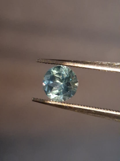 Natural Swiss Blue Topaz - 0.589 ct - round - irradiated - high quality - certified natural.