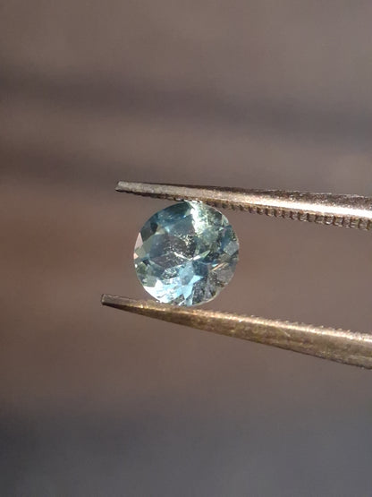 Natural Swiss Blue Topaz - 0.589 ct - round - irradiated - high quality - certified natural.