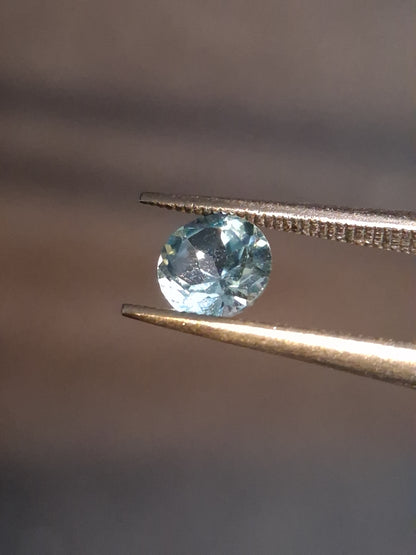 Natural Swiss Blue Topaz - 0.589 ct - round - irradiated - high quality - certified natural.
