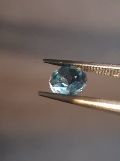 Natural Swiss Blue Topaz - 0.589 ct - round - irradiated - high quality - certified natural.