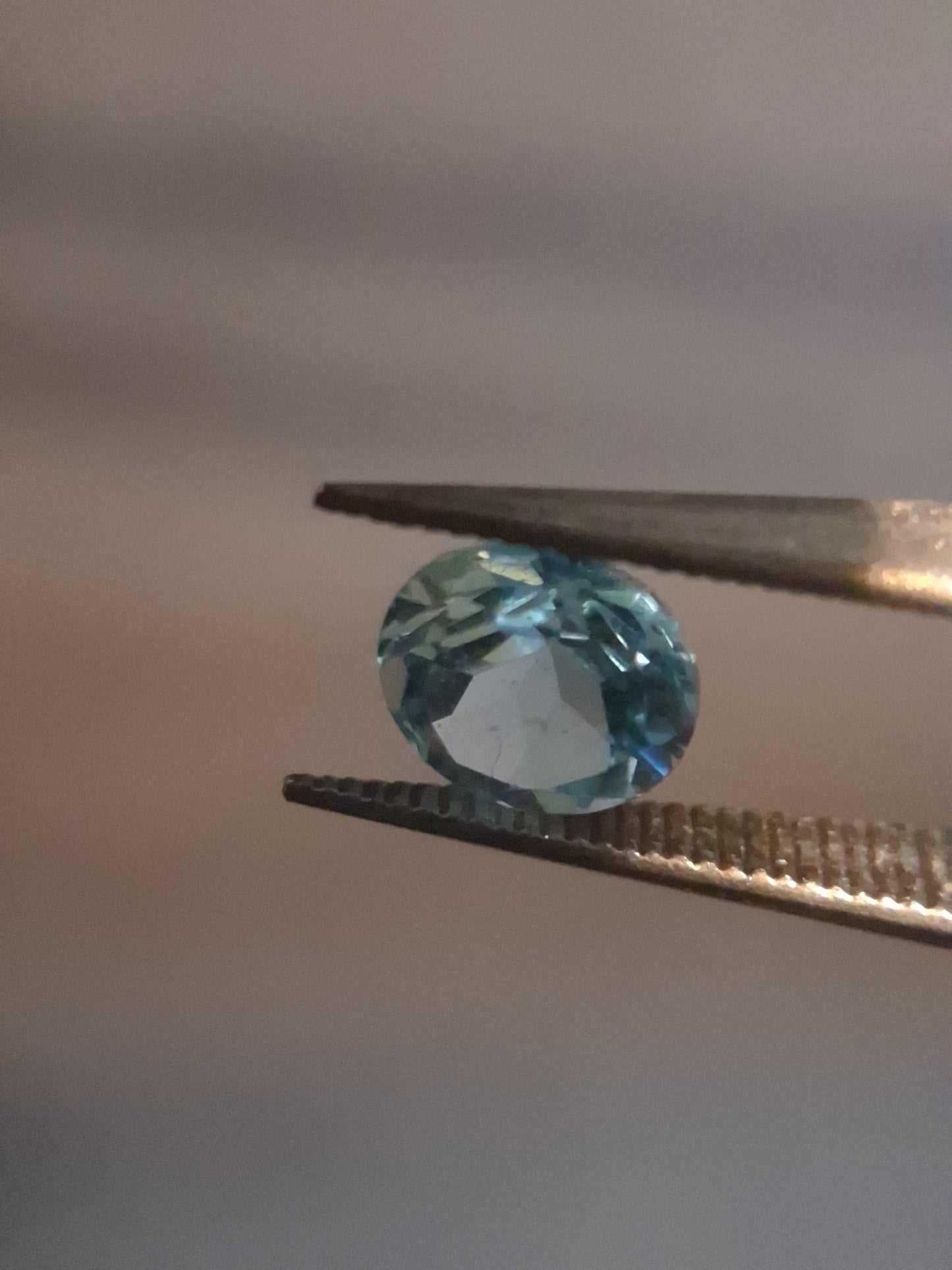 Natural Swiss Blue Topaz - 0.589 ct - round - irradiated - high quality - certified natural.