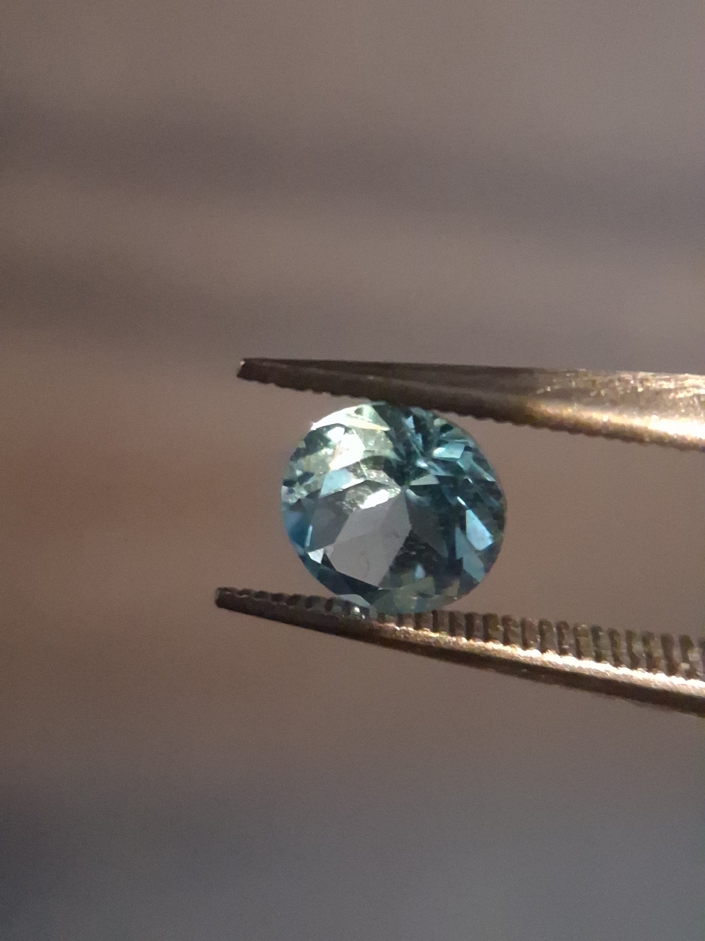 Natural Swiss Blue Topaz - 0.589 ct - round - irradiated - high quality - certified natural.