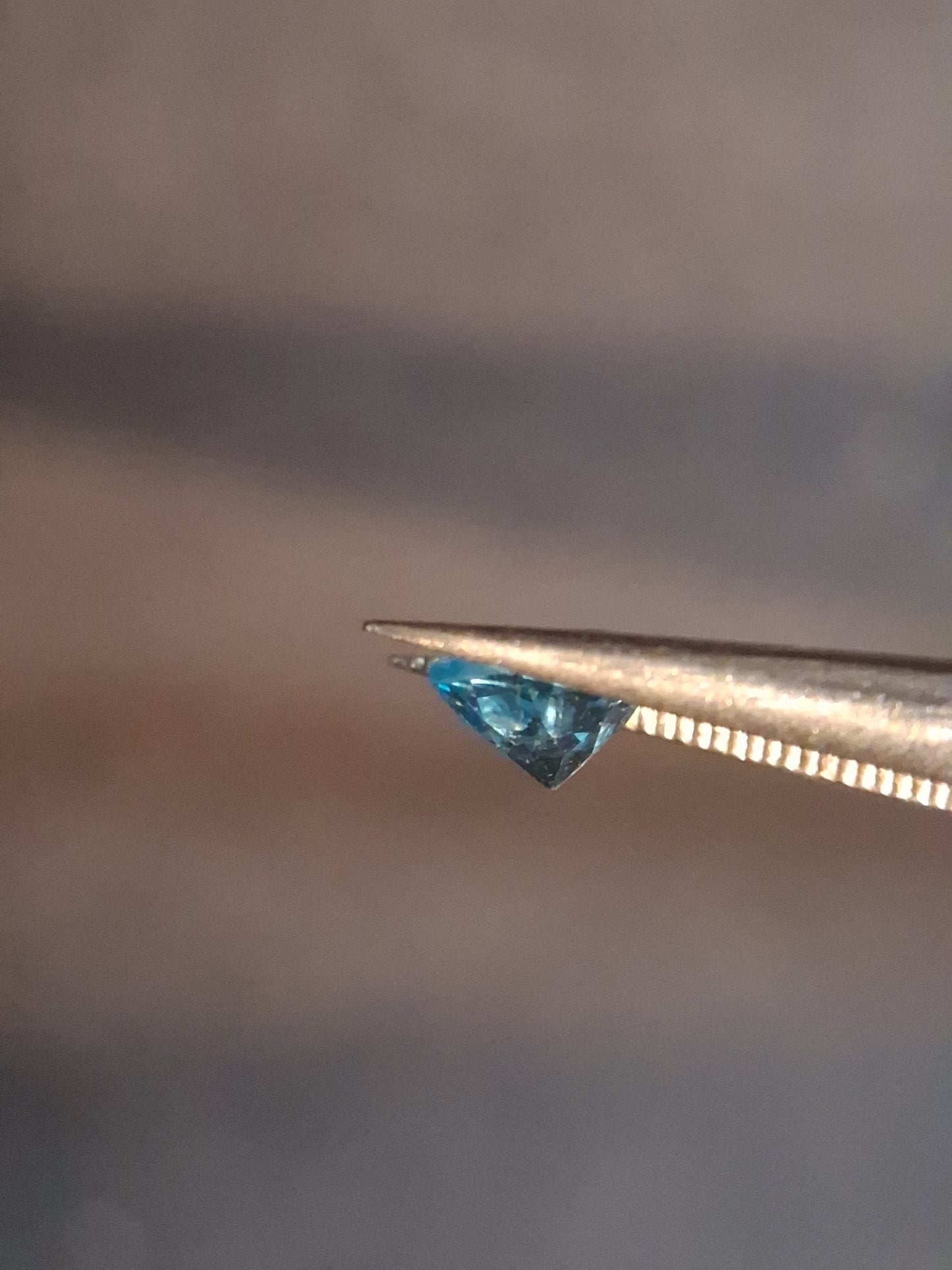 Natural Swiss Blue Topaz - 0.589 ct - round - irradiated - high quality - certified natural.