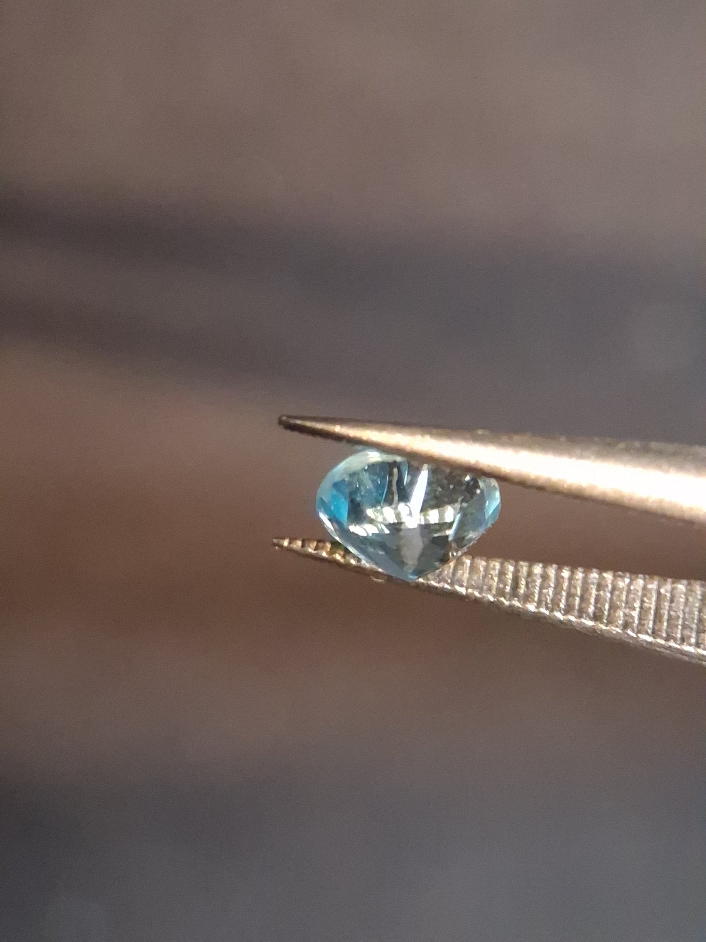 Natural Swiss Blue Topaz - 0.589 ct - round - irradiated - high quality - certified natural.