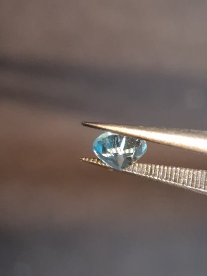 Natural Swiss Blue Topaz - 0.589 ct - round - irradiated - high quality - certified natural.