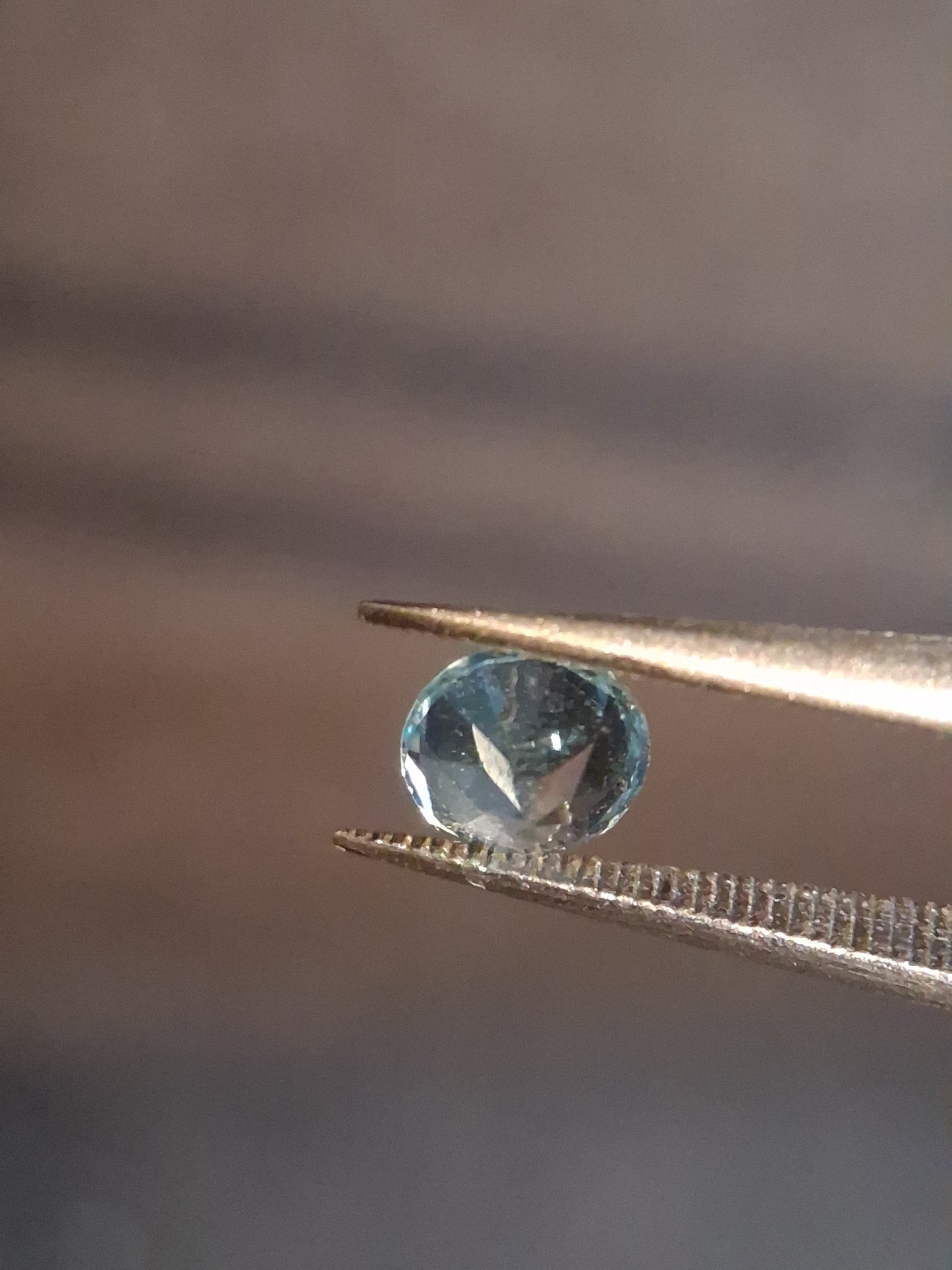 Natural Swiss Blue Topaz - 0.589 ct - round - irradiated - high quality - certified natural.