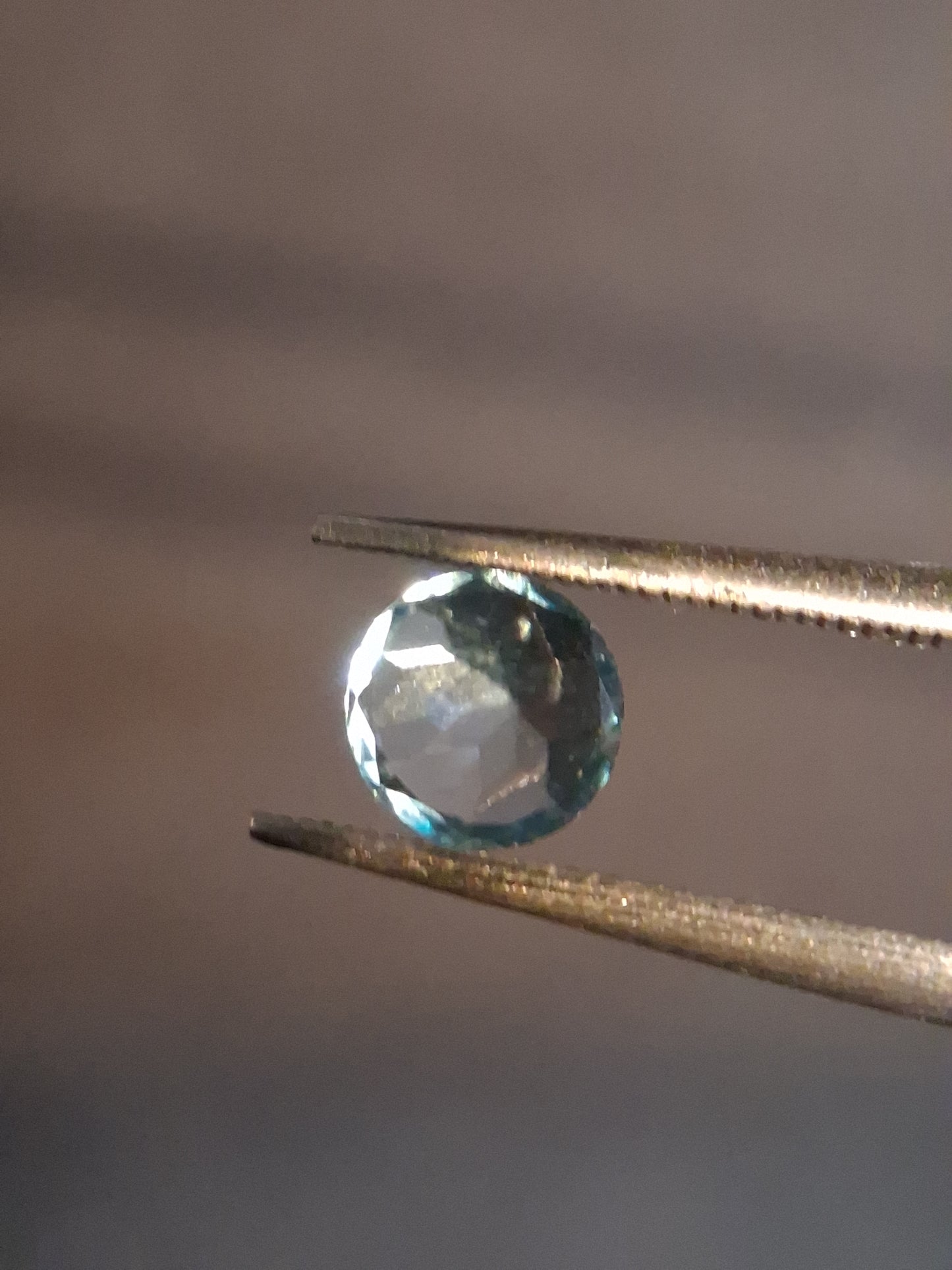 Natural Swiss Blue Topaz - 0.589 ct - round - irradiated - high quality - certified natural.