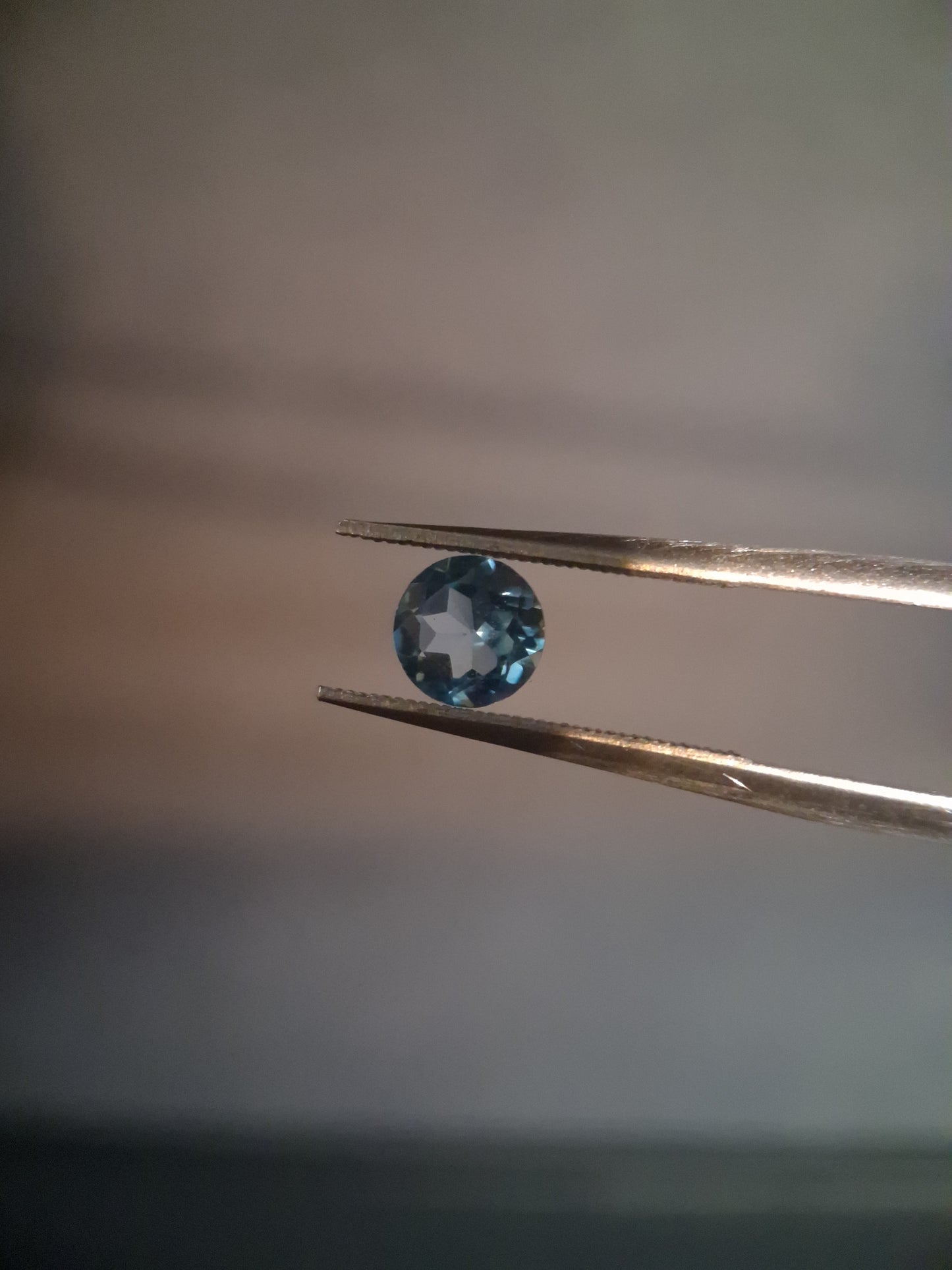 Natural Swiss Blue Topaz - 0.580 ct - round - irradiated - AAA grade - certified natural.