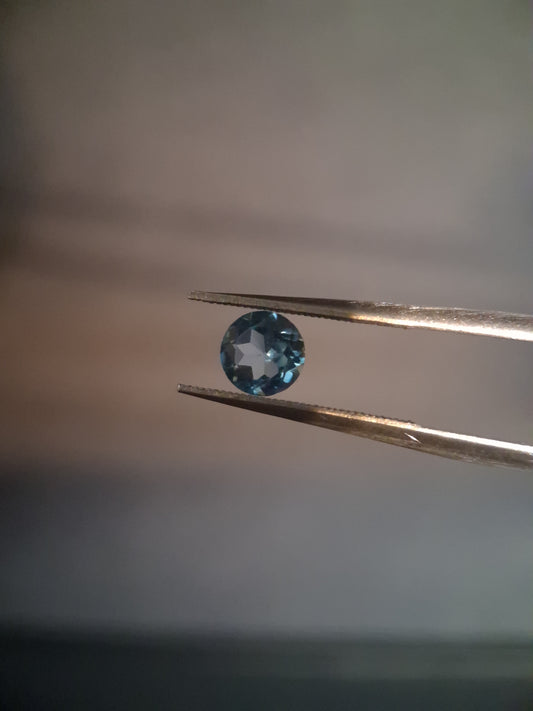 Natural Swiss Blue Topaz - 0.580 ct - round - irradiated - AAA grade - certified natural.