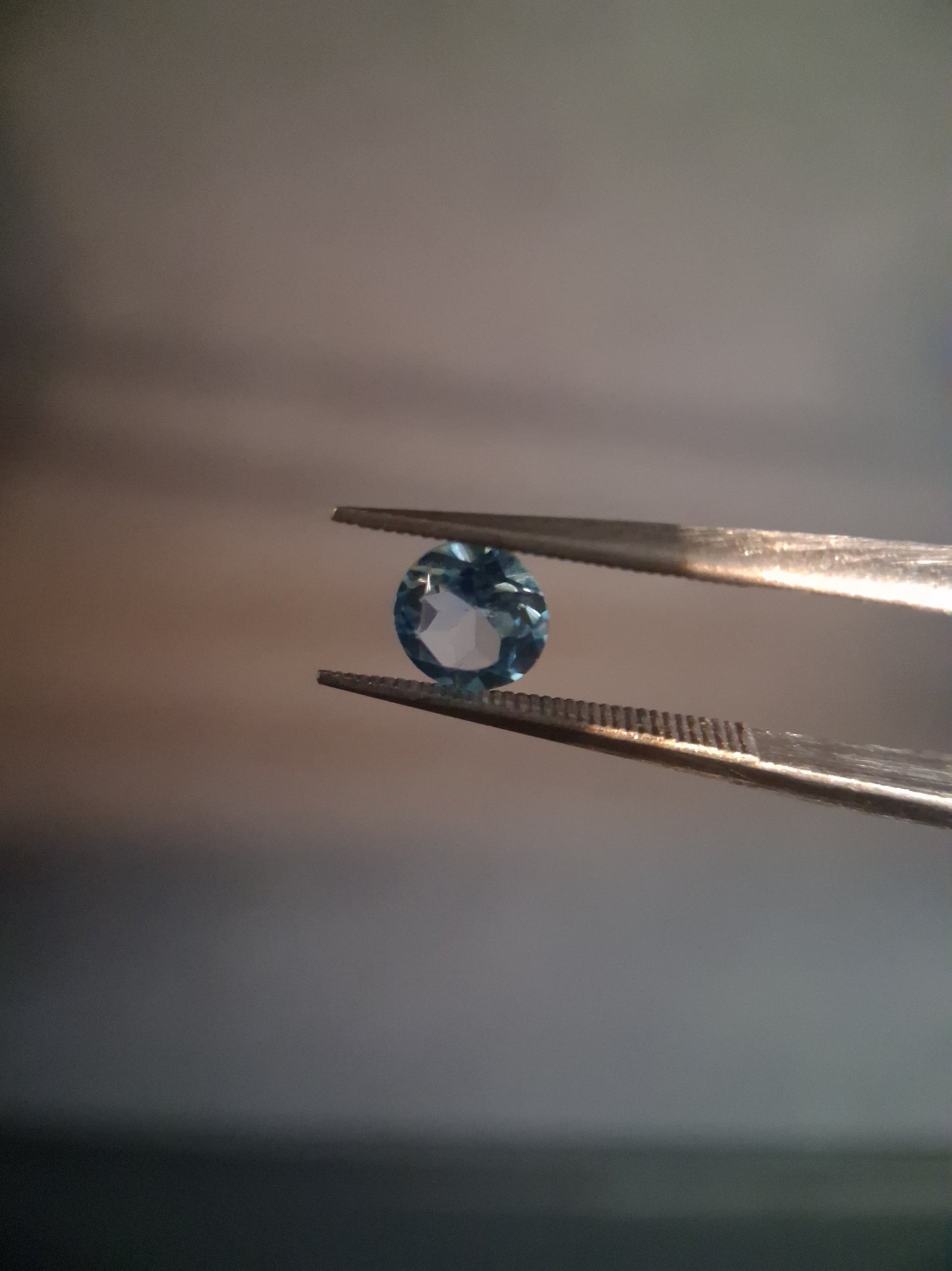 Natural Swiss Blue Topaz - 0.580 ct - round - irradiated - AAA grade - certified natural.