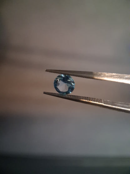 Natural Swiss Blue Topaz - 0.580 ct - round - irradiated - AAA grade - certified natural.