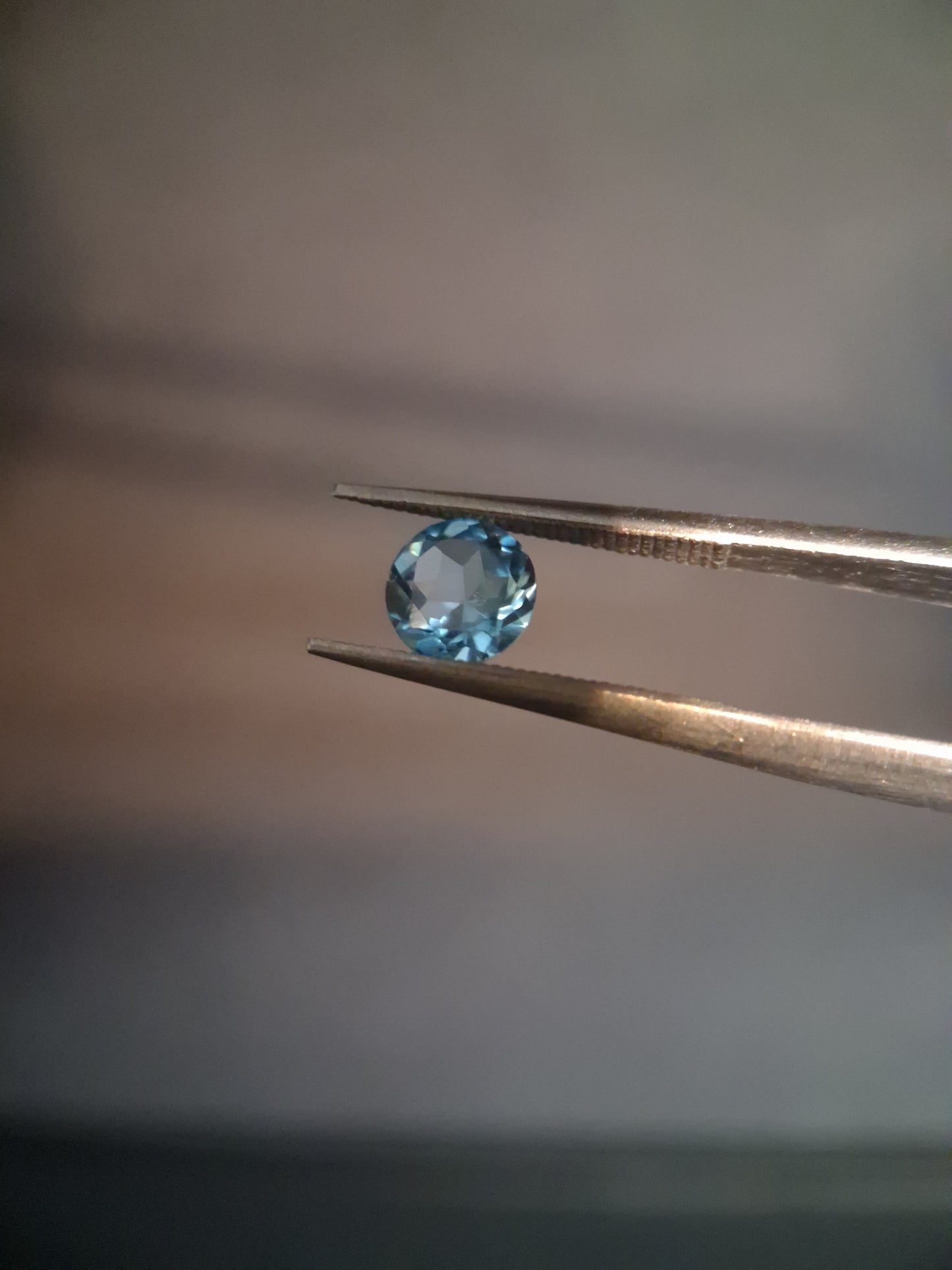 Natural Swiss Blue Topaz - 0.580 ct - round - irradiated - AAA grade - certified natural.