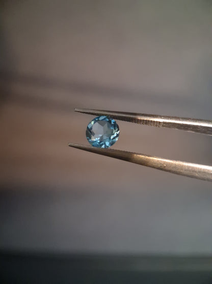 Natural Swiss Blue Topaz - 0.580 ct - round - irradiated - AAA grade - certified natural.