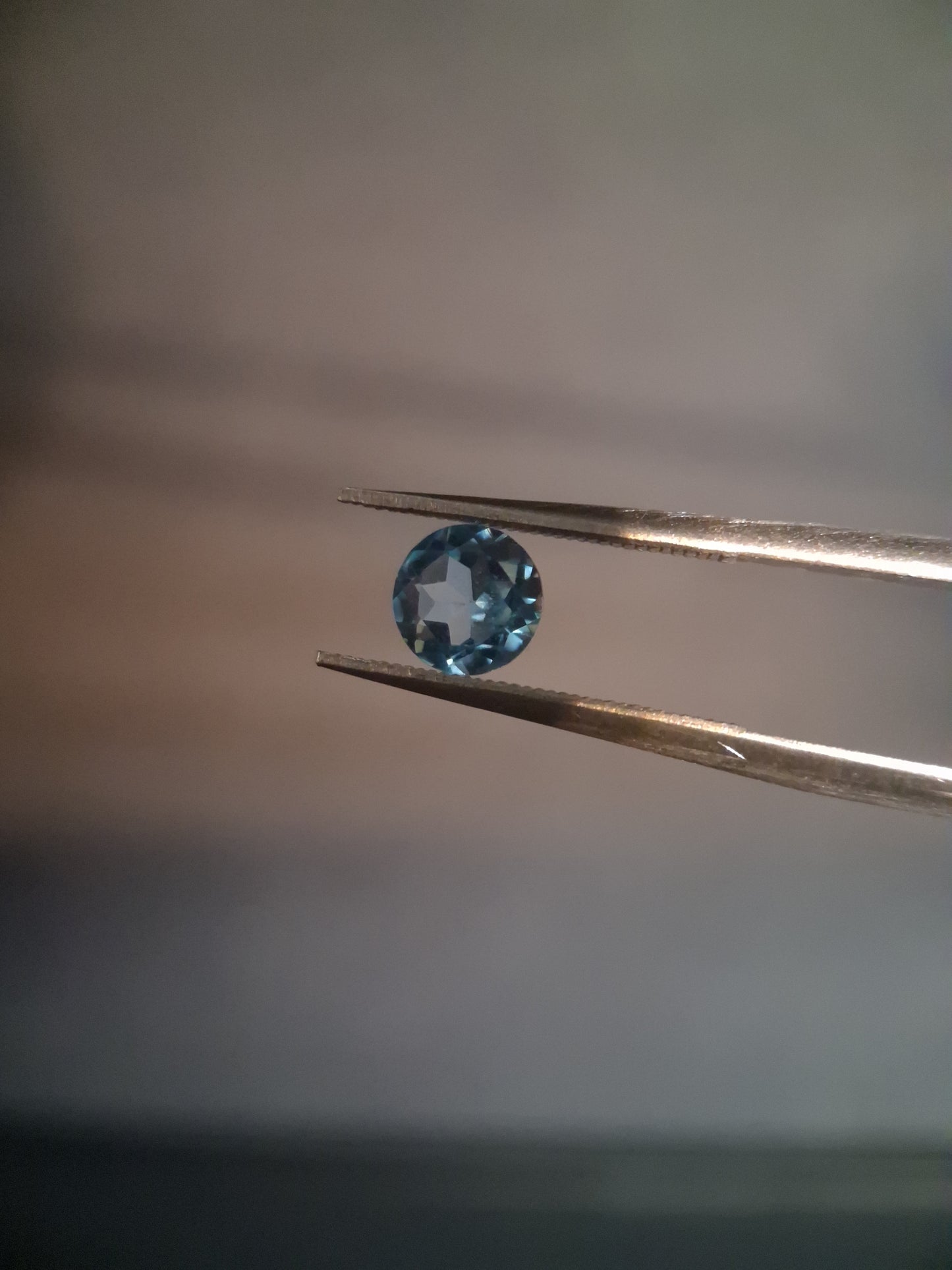 Natural Swiss Blue Topaz - 0.580 ct - round - irradiated - AAA grade - certified natural.