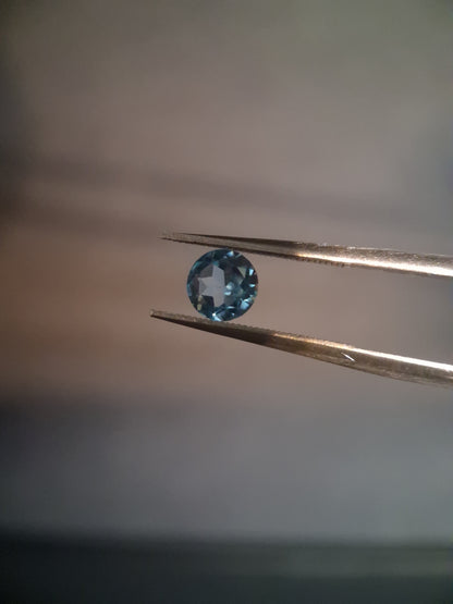 Natural Swiss Blue Topaz - 0.580 ct - round - irradiated - AAA grade - certified natural.