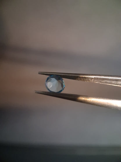 Natural Swiss Blue Topaz - 0.580 ct - round - irradiated - AAA grade - certified natural.