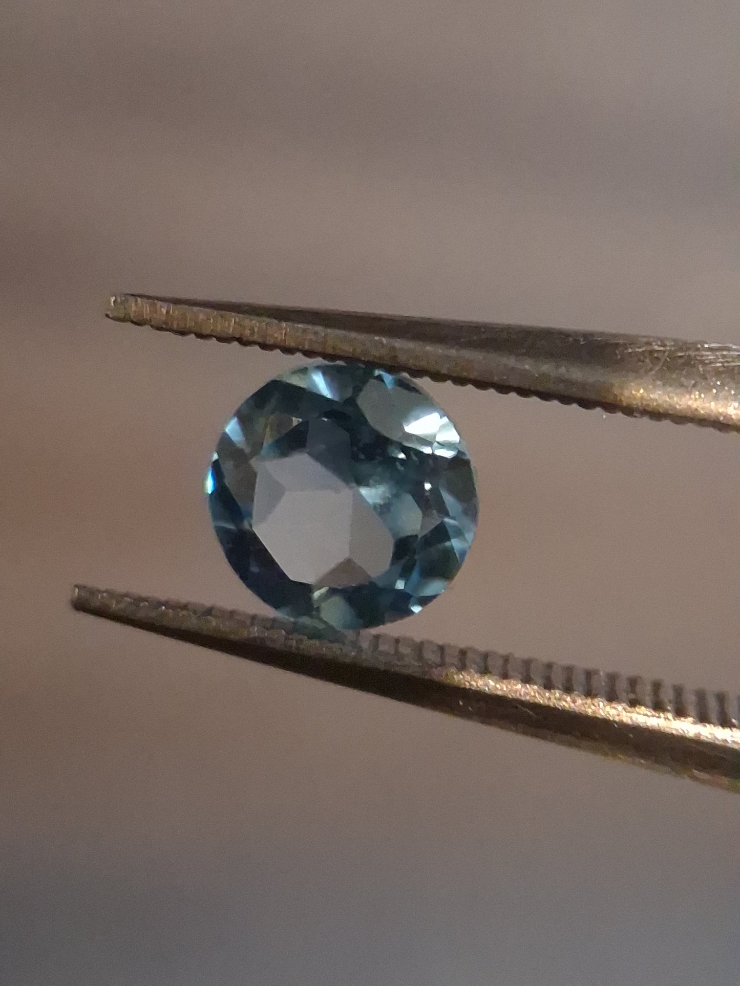 Natural Swiss Blue Topaz - 0.580 ct - round - irradiated - AAA grade - certified natural.