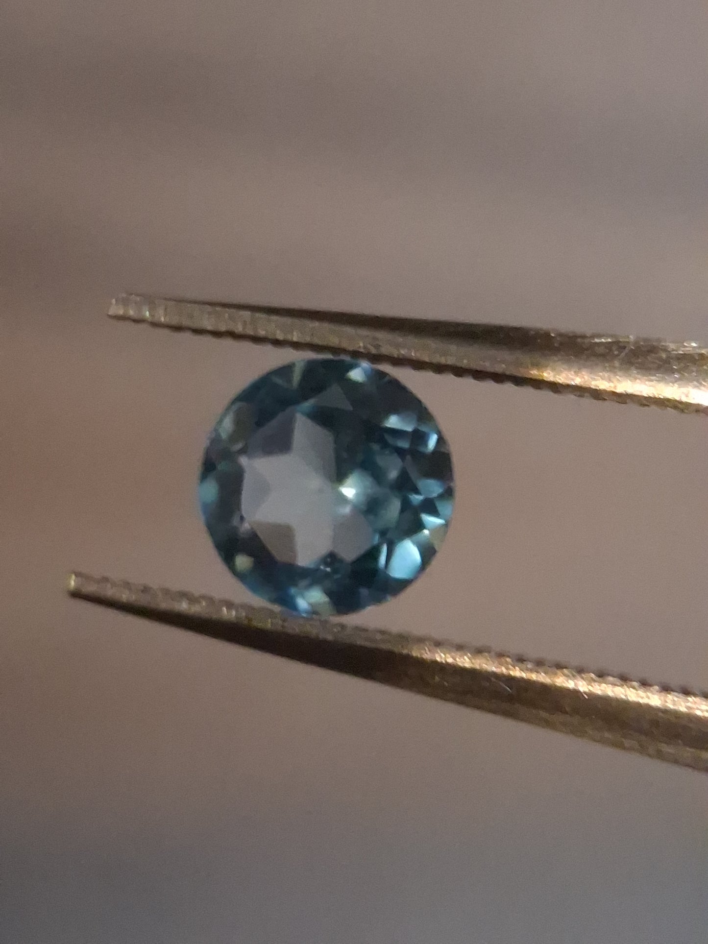 Natural Swiss Blue Topaz - 0.580 ct - round - irradiated - AAA grade - certified natural.