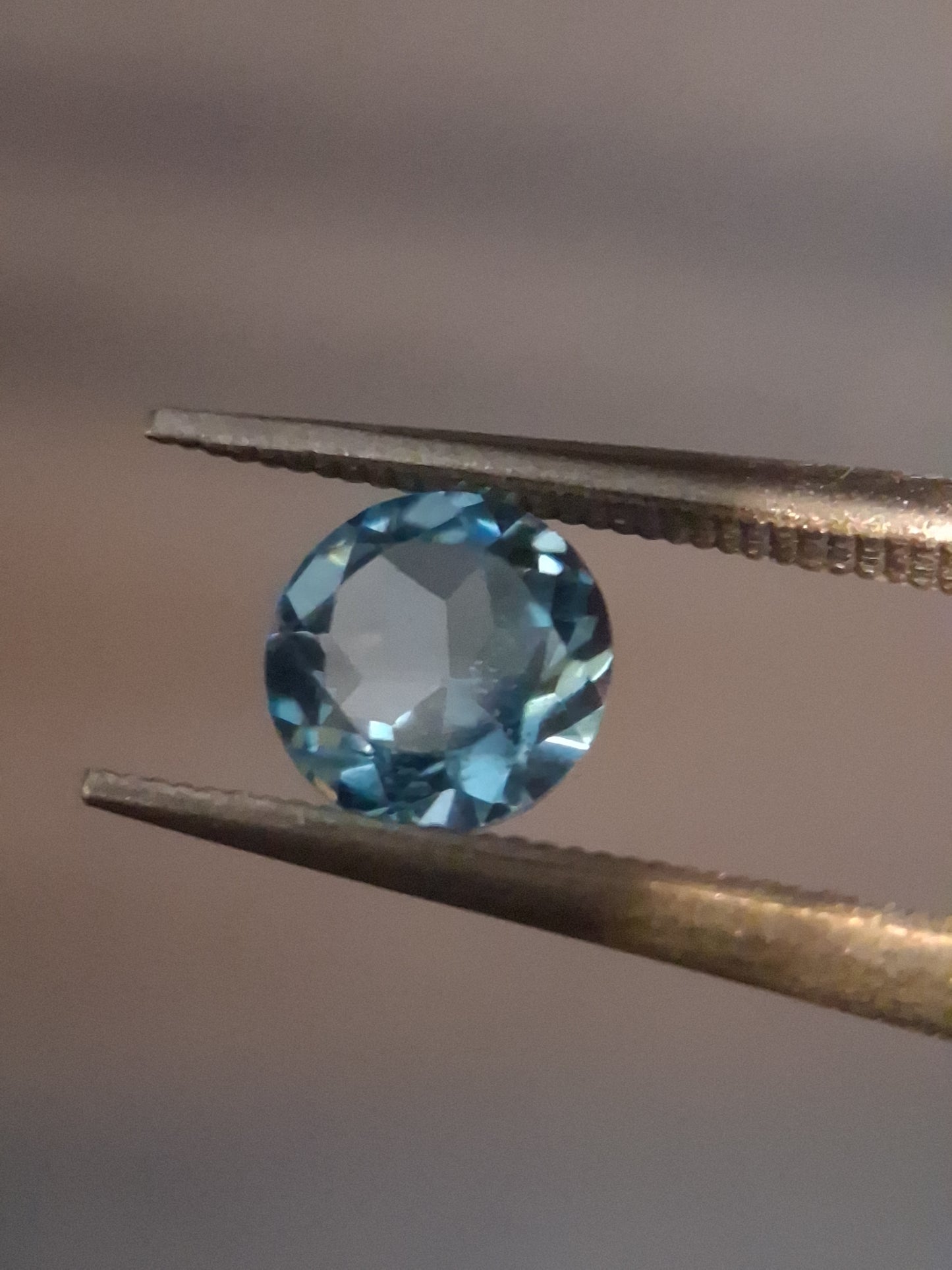 Natural Swiss Blue Topaz - 0.580 ct - round - irradiated - AAA grade - certified natural.