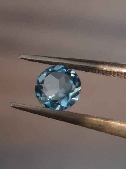 Natural Swiss Blue Topaz - 0.580 ct - round - irradiated - AAA grade - certified natural.