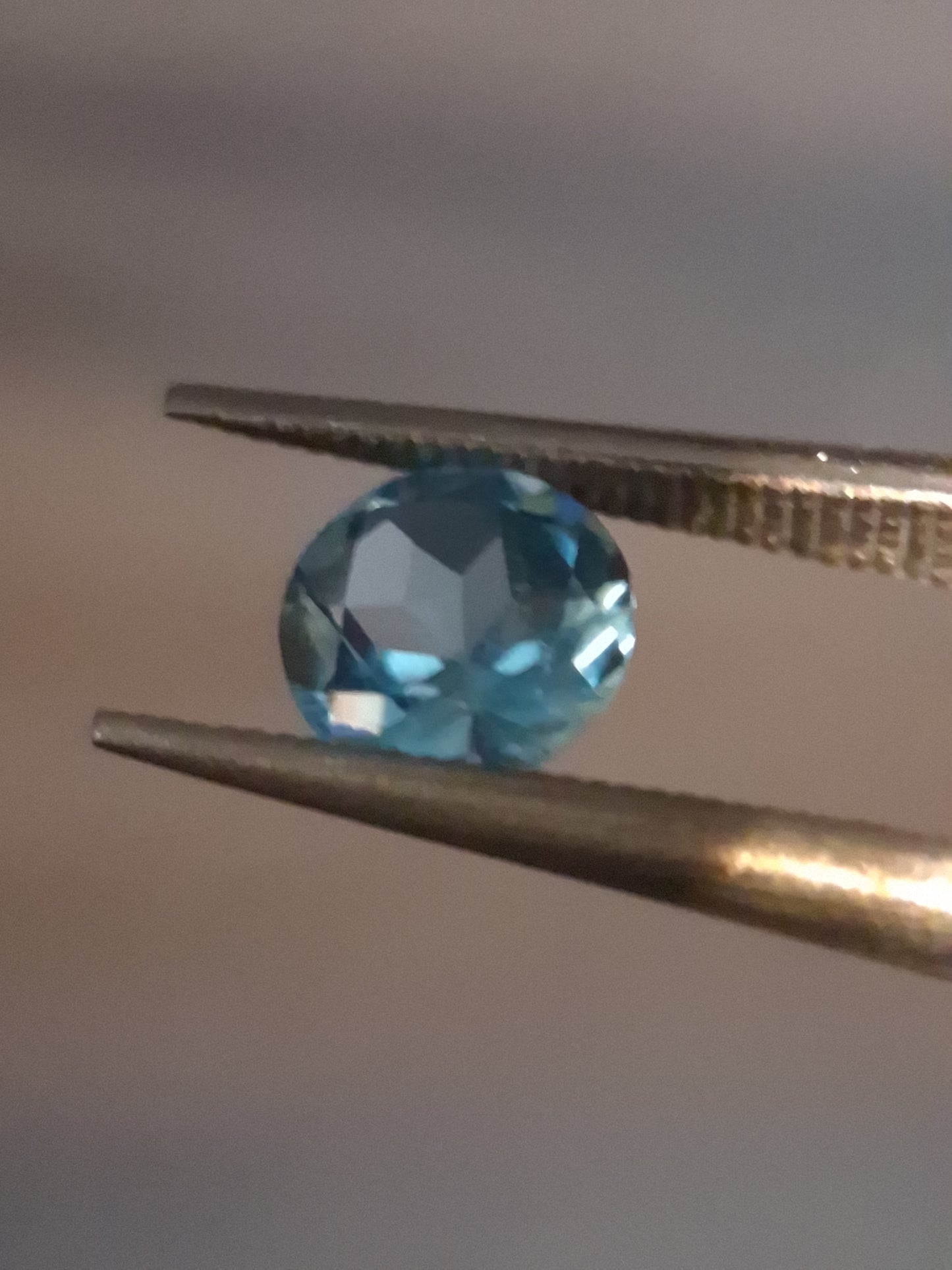 Natural Swiss Blue Topaz - 0.580 ct - round - irradiated - AAA grade - certified natural.