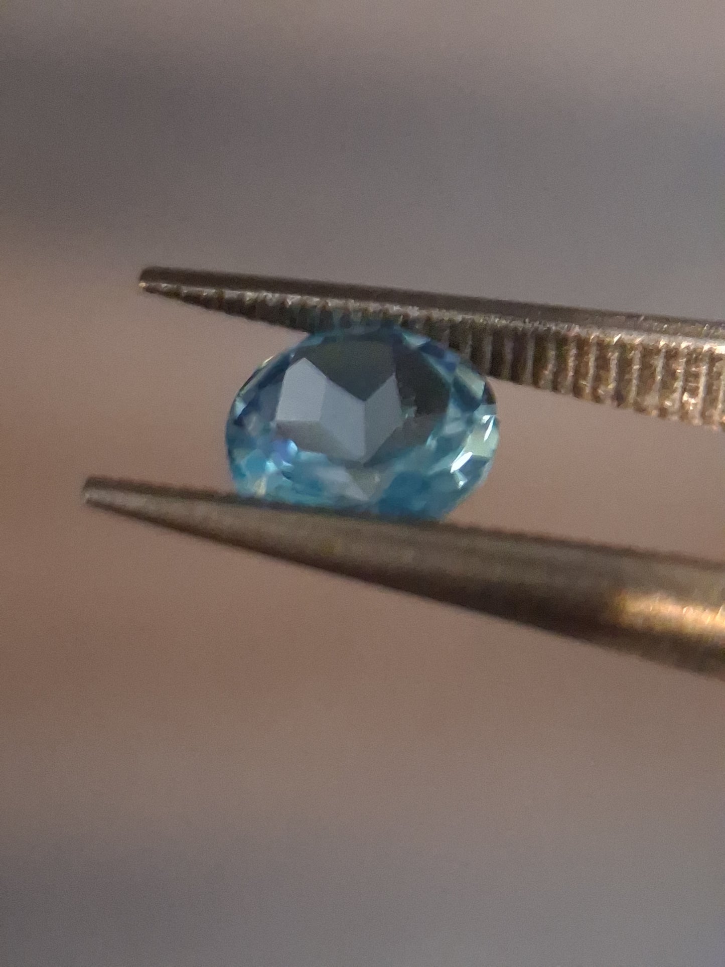 Natural Swiss Blue Topaz - 0.580 ct - round - irradiated - AAA grade - certified natural.