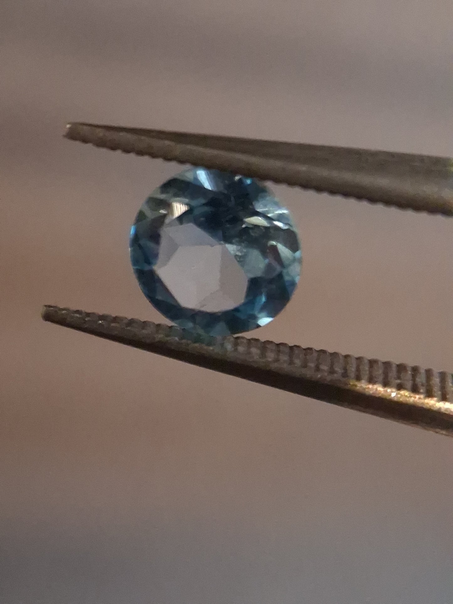 Natural Swiss Blue Topaz - 0.580 ct - round - irradiated - AAA grade - certified natural.