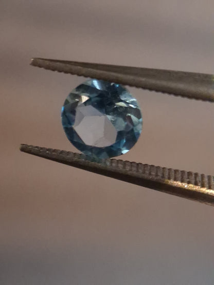 Natural Swiss Blue Topaz - 0.580 ct - round - irradiated - AAA grade - certified natural.