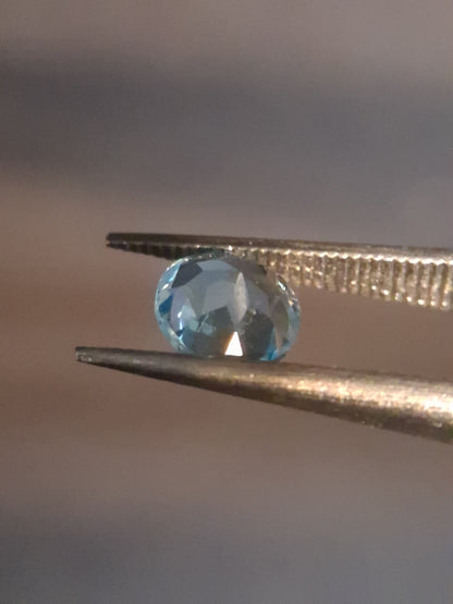 Natural Swiss Blue Topaz - 0.580 ct - round - irradiated - AAA grade - certified natural.