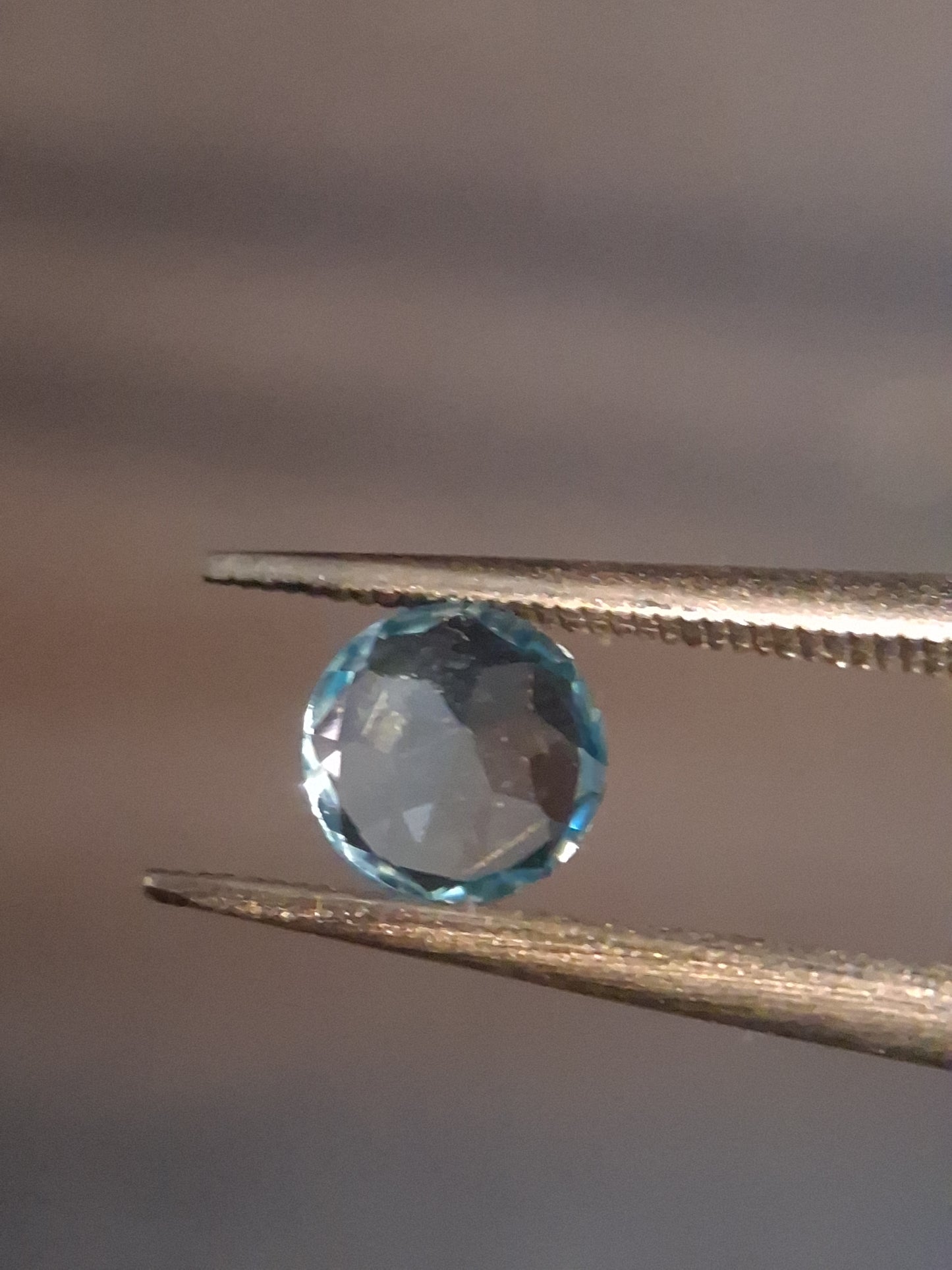 Natural Swiss Blue Topaz - 0.580 ct - round - irradiated - AAA grade - certified natural.