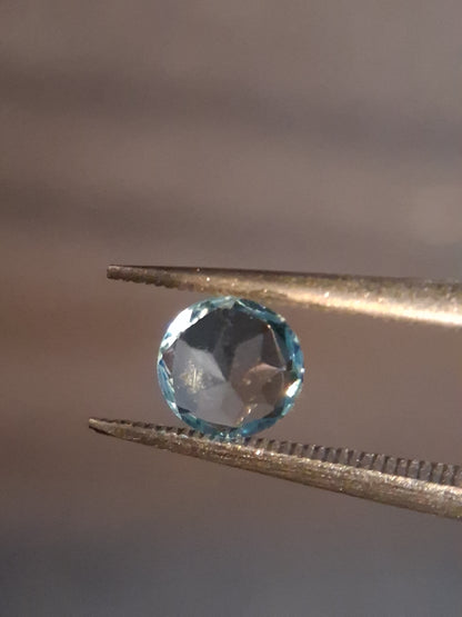 Natural Swiss Blue Topaz - 0.580 ct - round - irradiated - AAA grade - certified natural.