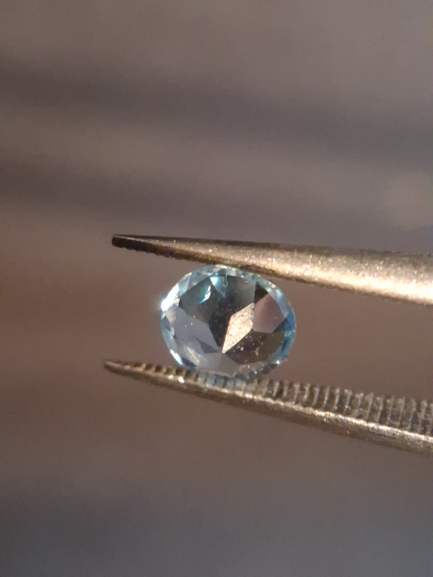 Natural Swiss Blue Topaz - 0.580 ct - round - irradiated - AAA grade - certified natural.