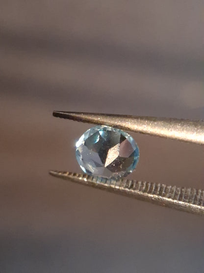 Natural Swiss Blue Topaz - 0.580 ct - round - irradiated - AAA grade - certified natural.