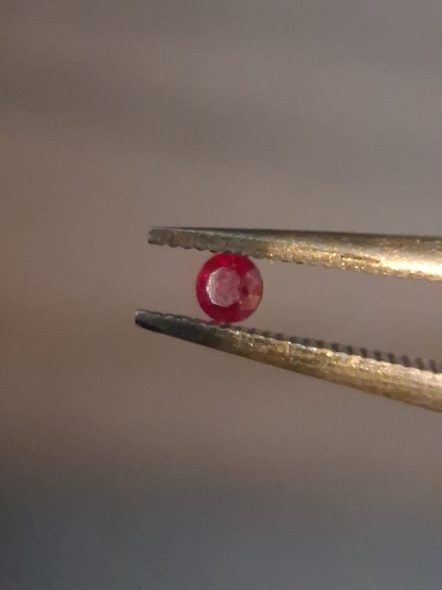 Natural Red Ruby - 0.04 ct - Round - heated - Burma