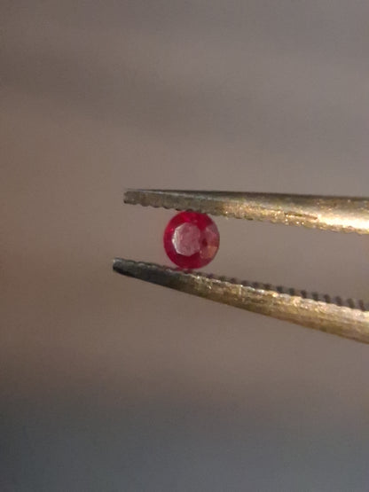 Natural Red Ruby - 0.04 ct - Round - heated - Burma