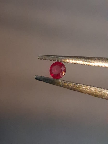 Natural Red Ruby - 0.04 ct - Round - heated - Burma