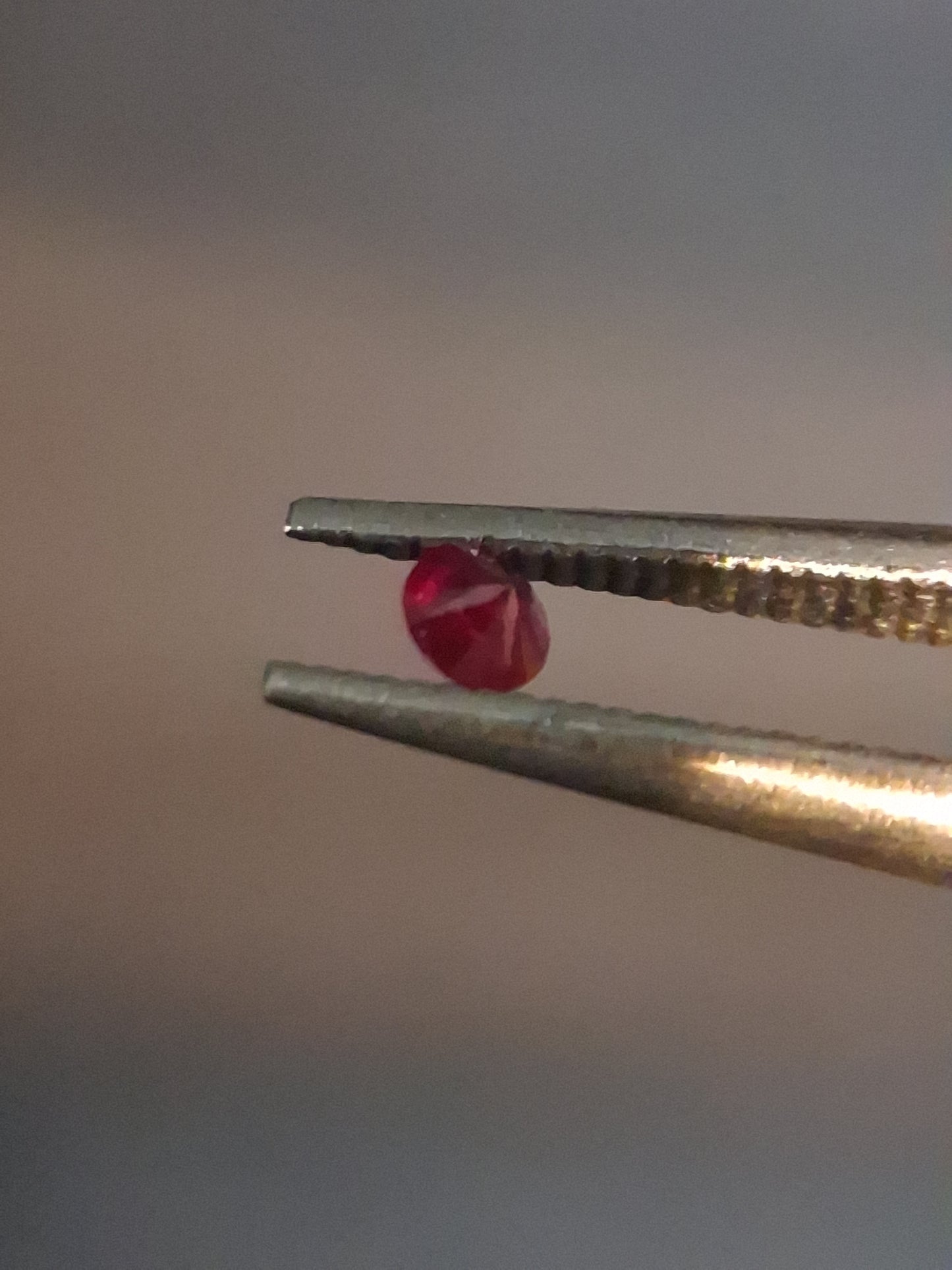 Natural Red Ruby - 0.04 ct - Round - heated - Burma