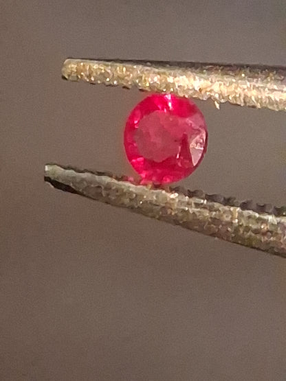 Natural Red Ruby - 0.04 ct - Round - heated - Burma