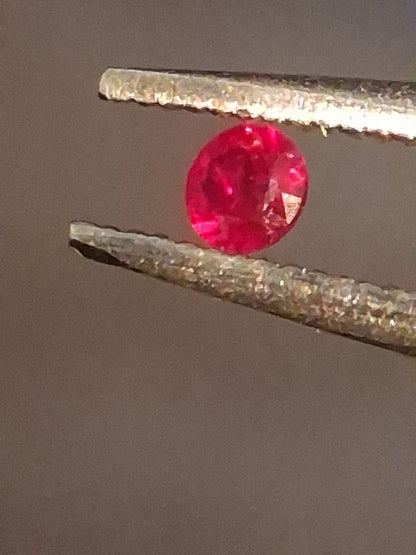 Natural Red Ruby - 0.04 ct - Round - heated - Burma