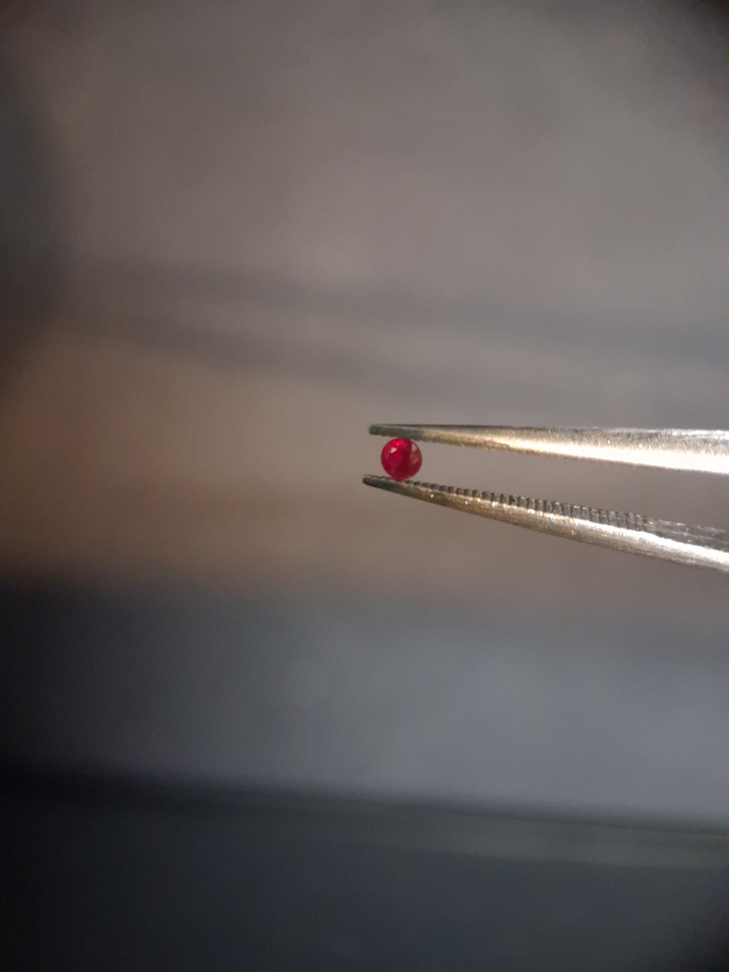 Natural Red Ruby - 0.04 ct - Round - heated - Burma - very good color - mid uv 385 reactive