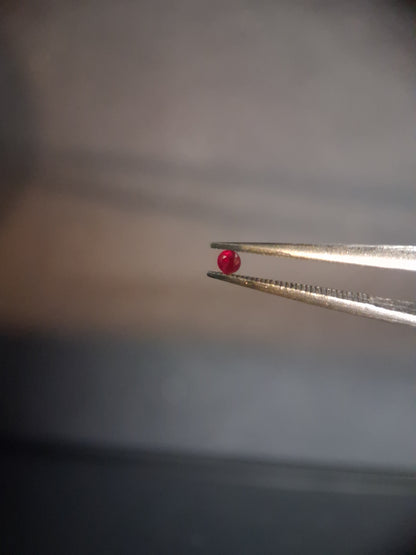 Natural Red Ruby - 0.04 ct - Round - heated - Burma - very good color - mid uv 385 reactive