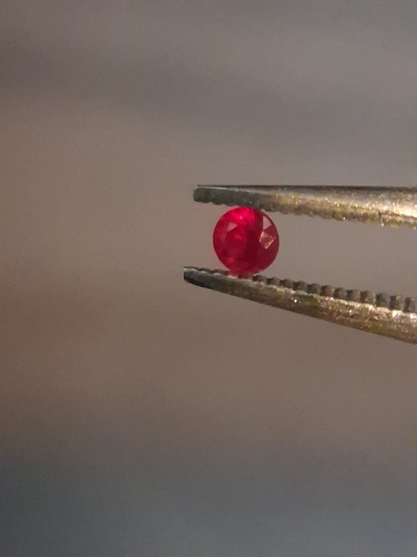 Natural Red Ruby - 0.04 ct - Round - heated - Burma - very good color - mid uv 385 reactive