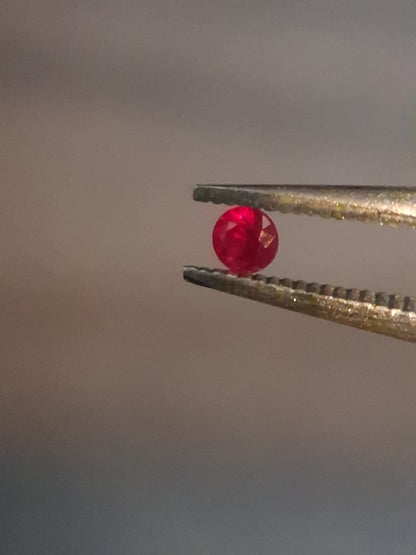 Natural Red Ruby - 0.04 ct - Round - heated - Burma - very good color - mid uv 385 reactive