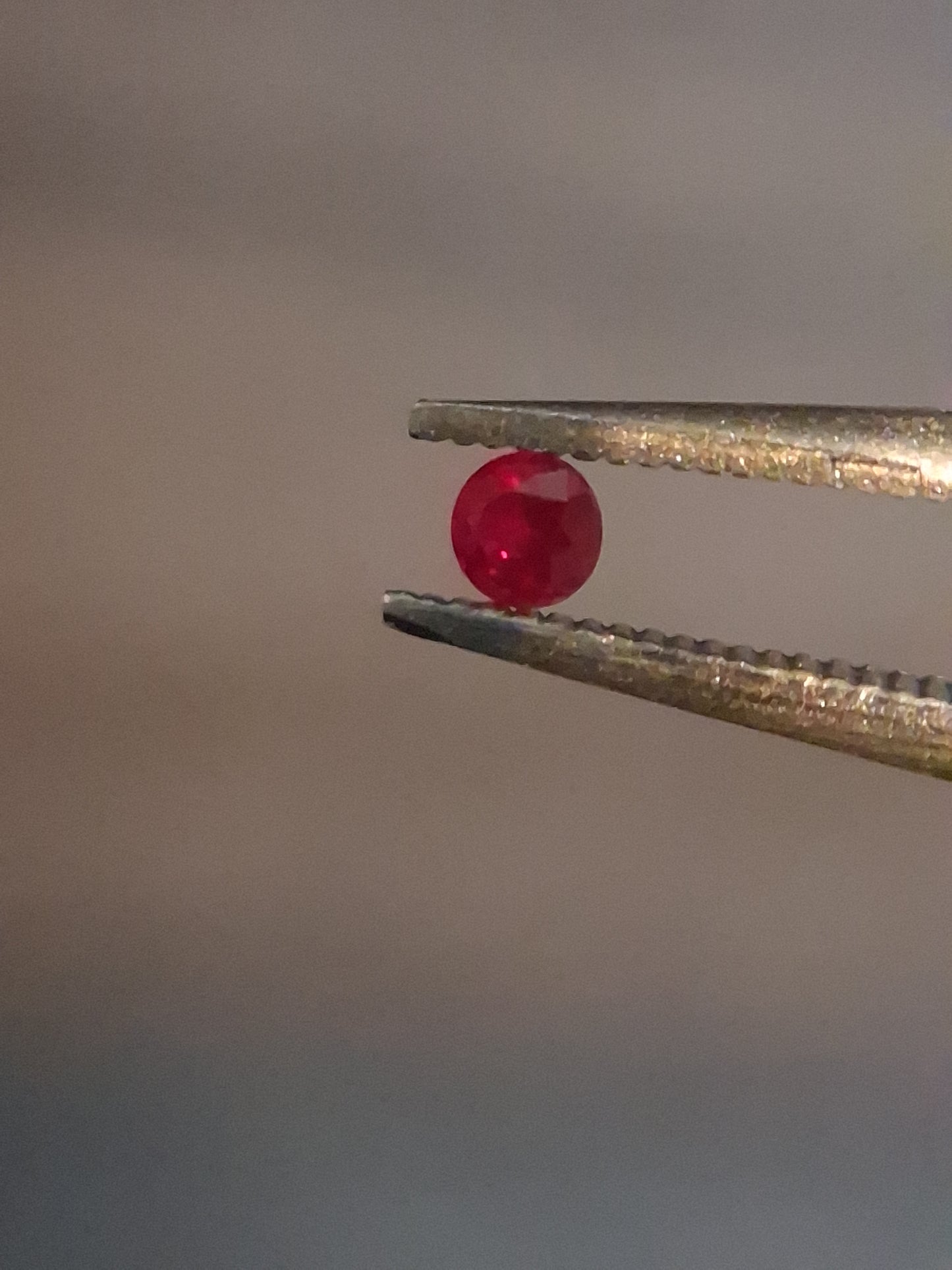 Natural Red Ruby - 0.04 ct - Round - heated - Burma - very good color - mid uv 385 reactive